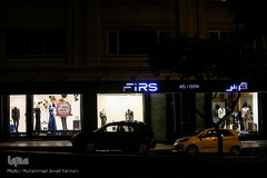 روشنایی چراغ های مغازه ها و تابلو ها در ساعاتی که حضور مردم در خیابان ها بسیار کم است