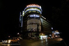 روشنایی چراغ های مغازه ها و تابلو ها در ساعاتی که حضور مردم در خیابان ها بسیار کم است