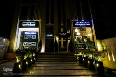 روشنایی چراغ های مغازه ها و تابلو ها در ساعاتی که حضور مردم در خیابان ها بسیار کم است