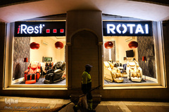 روشنایی چراغ های مغازه ها و تابلو ها در ساعاتی که حضور مردم در خیابان ها بسیار کم است