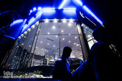 روشنایی چراغ های مغازه ها و تابلو ها در ساعاتی که حضور مردم در خیابان ها بسیار کم است