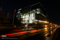 روشنایی چراغ های مغازه ها و تابلو ها در ساعاتی که حضور مردم در خیابان ها بسیار کم است