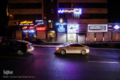 روشنایی چراغ های مغازه ها و تابلو ها در ساعاتی که حضور مردم در خیابان ها بسیار کم است