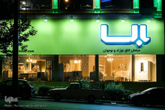 روشنایی چراغ های مغازه ها و تابلو ها در ساعاتی که حضور مردم در خیابان ها بسیار کم است