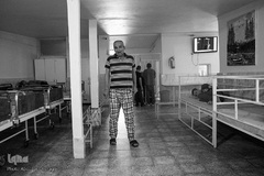 پس از رفتن مادر، محمدحسن باز تنها در موسسه برای خود قدم می زند.