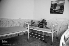 محمد حسن در طی روز چندین بار در خود فرو رفته و تنها در یک گوشه می نشیند.