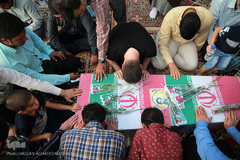 زیارت پیکرهای مطهر و تازه تفحص شده ۱۳۵شهید گمنام دفاع مقدس در معراج الشهدای تهران