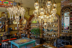 فضای داخلی عتیقه‌فروشی گالریا مرکز دایرةالمعارف بزرگ اسلامی