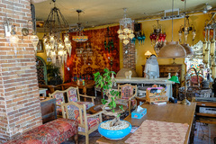 فضای داخلی عتیقه‌فروشی گالریا مرکز دایرةالمعارف بزرگ اسلامی