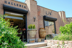 نمای بیرونی عتیقه‌فروشی گالریا مرکز دایرةالمعارف بزرگ اسلامی