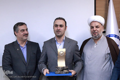 مراسم تقدیر از محمد خرمی مجری برنامه خبری انعکاس