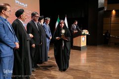 تقدیر از زینب رازدشت خبرنگار خبرگزاری ایکنا در چهارمین جشنواره تجلیل از خبرنگاران برتر رسانه ها