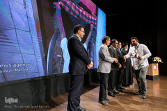 تقدیر از ابوالفضل ماهرخ عکاس خبرگزاری آنا در چهارمین جشنواره تجلیل از خبرنگاران برتر رسانه ها