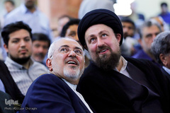 سید حسن خمینی و محمدجواد ظریف در همایش عبور از بحران و توسعه ایران