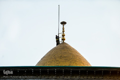 برافراشتن پرچم حرم امام حسین (ع) بر گنبد کربلای ایران