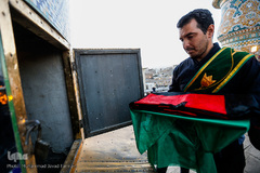 برافراشتن پرچم حرم امام حسین (ع) بر گنبد کربلای ایران