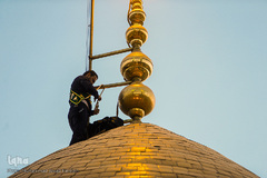 برافراشتن پرچم حرم امام حسین (ع) بر گنبد کربلای ایران