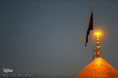 برافراشتن پرچم حرم امام حسین (ع) بر گنبد کربلای ایران