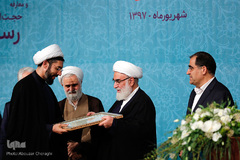 اهدای حکم ریاست جدید نهاد نمایندگی مقام معظم رهبری در دانشگاه‌ها به حجت الاسلام رستمی توسط حجت الاسلام محمدی گلپایگانی