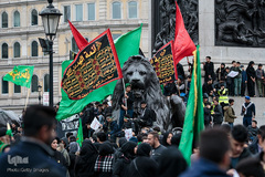مسلمانان پس از مراسم سالانه روز عاشورا  در میدان ترافالگار  لندن جمع می شوند