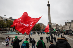مسلمانان هنگام مراسم عاشورا در میدان ترافالگار، پرچم ها را حمل می کنند