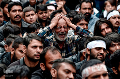 مهاجران مسلمان شیعه یونان در مراسم عزدارای عاشورا در منطقه صنعتی پیرئوس، نزدیک آتن