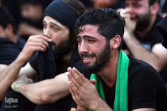 مسلمانان شیعه عراق در بصره تعزیه نبرد کربلا را مشاهده می کنند 