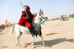 یک مرد در زمان تعزیه نبرد کربلا در شهر مقدس نجف عراق