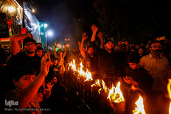 آیین مشعل گردانی عراقی ها در شب عاشورای حسینی