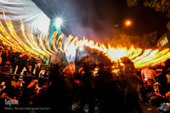 آیین مشعل گردانی عراقی ها در شب عاشورای حسینی