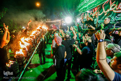 آیین مشعل گردانی عراقی ها در شب عاشورای حسینی