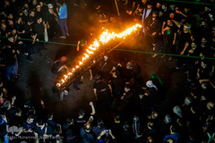 آیین مشعل گردانی عراقی ها در شب عاشورای حسینی