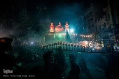 آیین مشعل گردانی عراقی ها در شب عاشورای حسینی