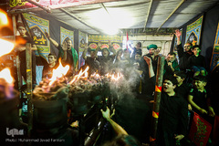 آیین مشعل گردانی عراقی ها در شب عاشورای حسینی