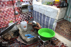 استحمام در چادرهای اسکان اضطراری مناطق زلزله زده شهرستان سرپل ذهاب 