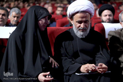 حجت الاسلام پناهیان استاد حوزه و دانشگاه و دختر شهید آقایی، از شهدای دیپلمات حادثه منا