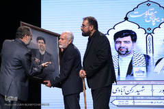 اهدای تابلوی تقاشی چهره شهید غضنفر رکن آبادی به پدر این شهید دیپلمات