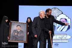 اهدای تابلوی تقاشی چهره شهید غضنفر رکن آبادی به پدر این شهید دیپلمات