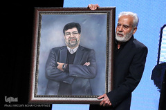 اهدای تابلوی تقاشی چهره شهید غضنفر رکن آبادی به پدر این شهید دیپلمات