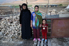 پیرزنی با نوه هایش در روستای سرابلو که درخواست کانکس داشت