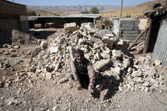 یکی از سکنه تحت پوشش کمیته امداد امام خمینی (ره) روستای گنجور که با وقوع زلزله بی خانمان شده است.