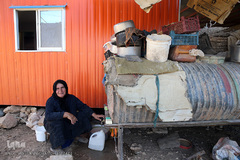 پیرزنی از اهالی روستای زلزله زده گنجور