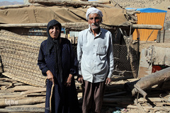 خانواده ای سالخورده از اهالی روستای زلزله زده گنجور که هنوز خانه آنها بازسازی نشده است