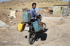 اهالی روستای گنجور محروم از آب لوله کشی، هر روز در پی آب به چشمه ای در دامنه کوهی مشرف به روستا تردد دارند