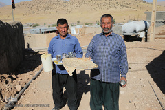 اهالی روستای گنجور با نان تازه و دوغ محلی از جهادگران بسیج سازندگی پذیرایی می کنند