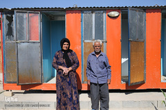 پیرمرد و پیرزن سالخورده زلزله زده سرپل ذهاب که پیمانکار بازسازی منزل مسکونی آنها در میانه اجرای عملیات ساختمانی متواری شده است و بلاتکلیف و سرگردان مانده اند