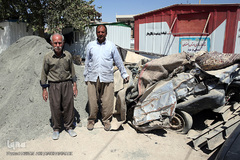 دو تن از اهالی زلزله زده محله فولادی که از  احتکار و گرانی آهن و مصالح ساختمانی جهت بازسازی واحد های مسکونی خود گله مندند