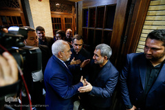 محمدجواد ظریف در مراسم ترحیم مرحومه فاطمه زندبار، والده محسن و پرویز اسماعیلی