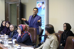 نشست نقد و بررسی کتاب «حاجی خودتی»