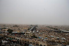 راهپیمایی اربعین حسینی مسیر نجف، کربلا/ نمای بخشی از قبرستان وادی السلام، این قبرستان قدیمی و تاریخی نجف اشرف در شمال شرقی شهر واقع است و بیست کیلومتر مربع مساحت دارد. قدمت آن به بیش از هزار سال می رسد و بسیاری از قبرهای آن دارای بقعه و گنبد است و مساحت این قبرستان ۱۴۸۵هکتار است.